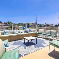 Mission Bay Studio w Ocean Views from Rooftop Deck