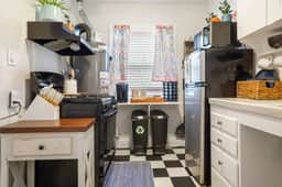 Adorable Quirky Hideaway BIG Private Enclosed Yard - Image 3