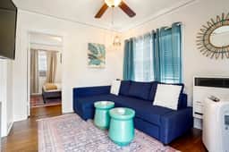 Adorable Quirky Hideaway BIG Private Enclosed Yard - Image 2