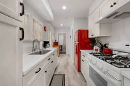 Blue Sky Bungalow - Image 4