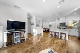The Beach Hive/Newly remodeled - Image 5
