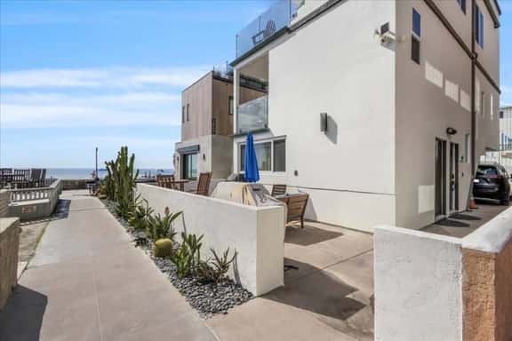 Beach Getaway Studio/Steps 2 Beach w/ Parking - Image 1