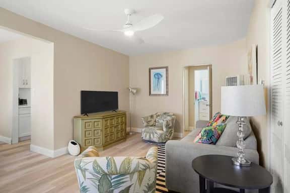 Ben's Beach Bungalow 4, Quaint & Beachy 1BR - Image 1