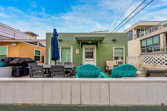 Homey Cottage w/ Ocean View Patio - Image 1
