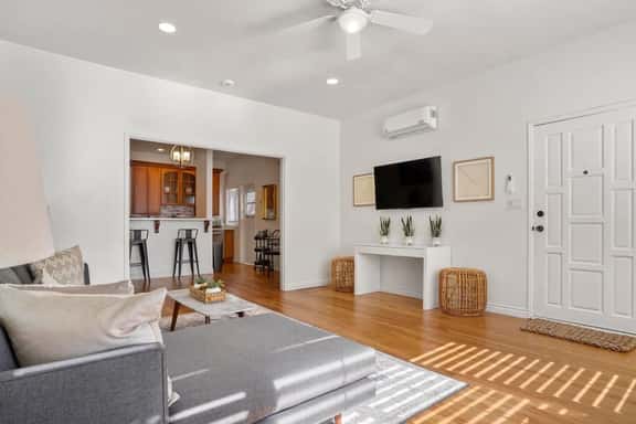 Light & Bright 1BR, 2 mins to Zoo! - Image 1
