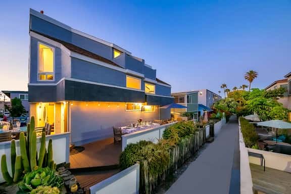 Location Location! Steps to beach, parking - Image 1