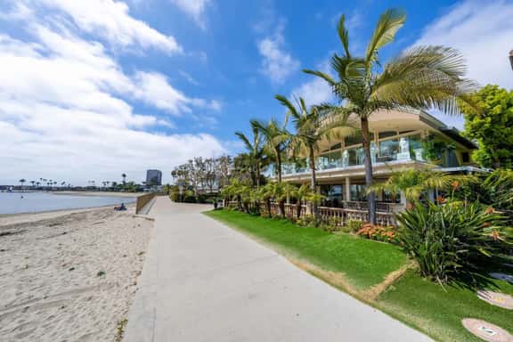 Luxurious Waterfront Escape, Bay Views - Image 1