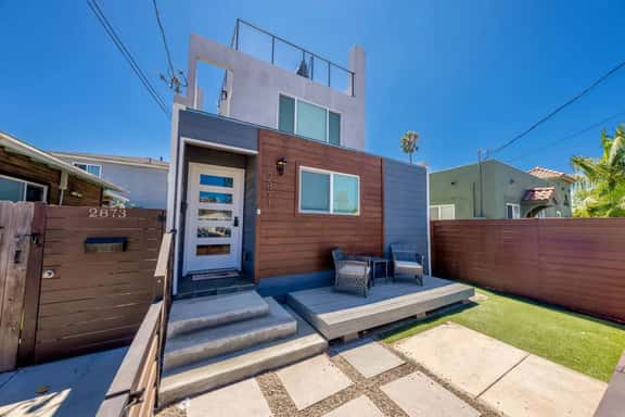 Modern Urban Escape w/ Rooftop & Walkable Fun - Image 1