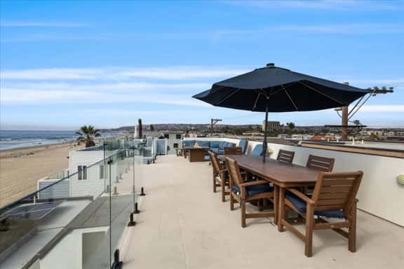 Stunning Ocean Views Rooftop Deck w/ Parking - Image 1