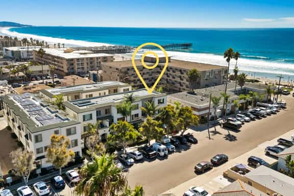 Surfer's Paradise! Walk to Beach, Parking - Image 1