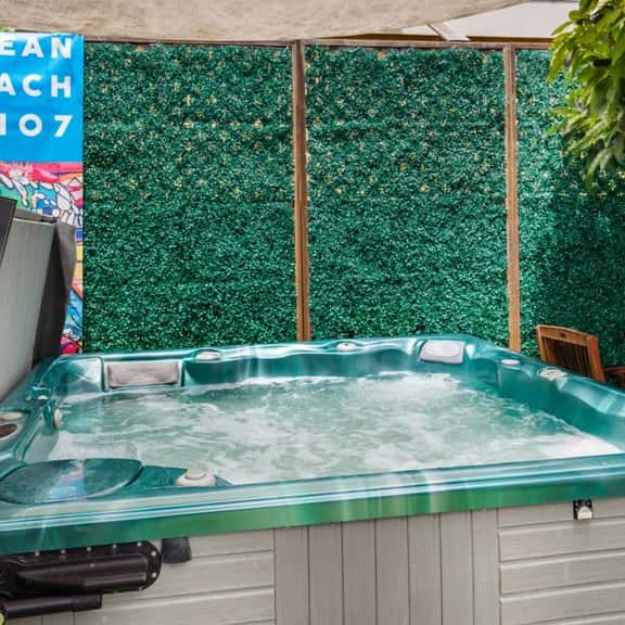 Avocado Hut- HOT TUB, free parking - Image 1