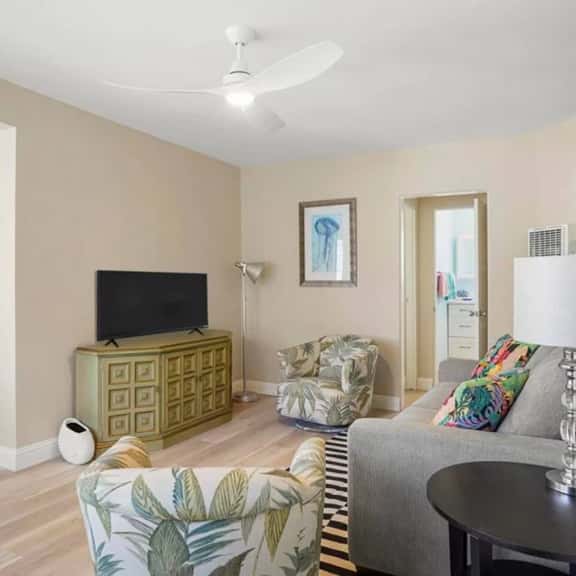 Ben's Beach Bungalow 4, Quaint & Beachy 1BR - Image 1