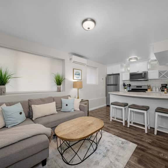 Cozy & Chic 2br Retreat In Mission Beach - Image 1