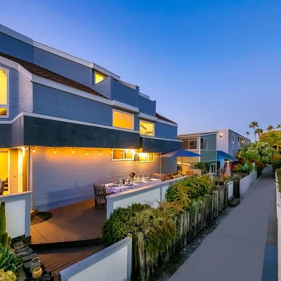 Location Location! Steps to beach, parking - Image 1