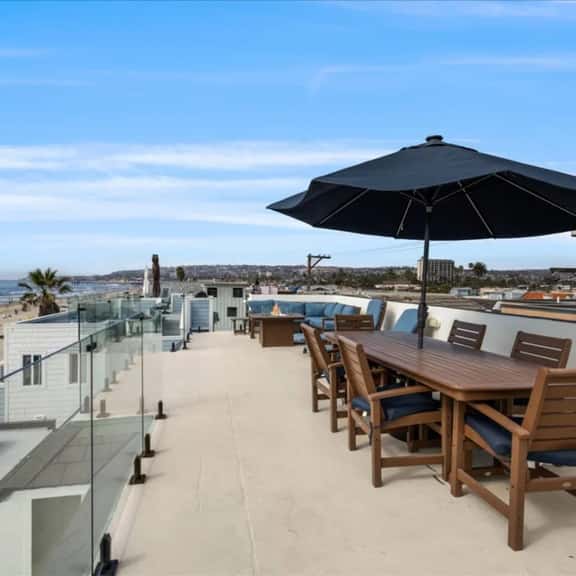 Stunning Ocean Views Rooftop Deck w/ Parking - Image 1
