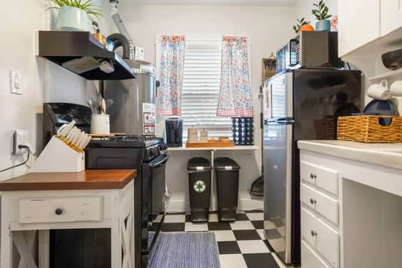 Adorable Quirky Hideaway BIG Private Enclosed Yard - Image 3