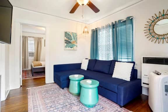 Adorable Quirky Hideaway BIG Private Enclosed Yard - Image 2