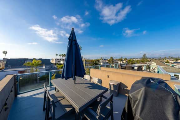 Amazing Views/ Beach House & Roof Top Deck/Parking - Image 3