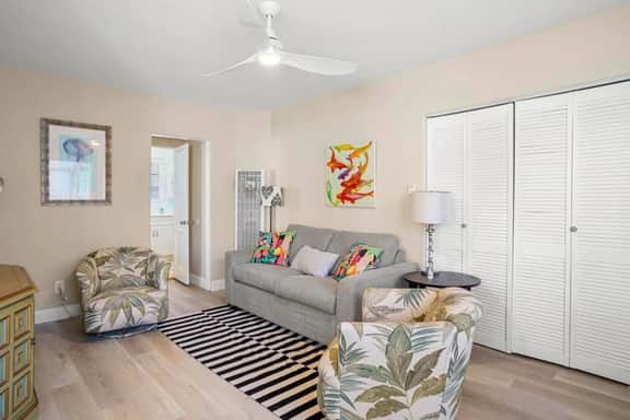 Ben's Beach Bungalow 4, Quaint & Beachy 1BR - Image 3