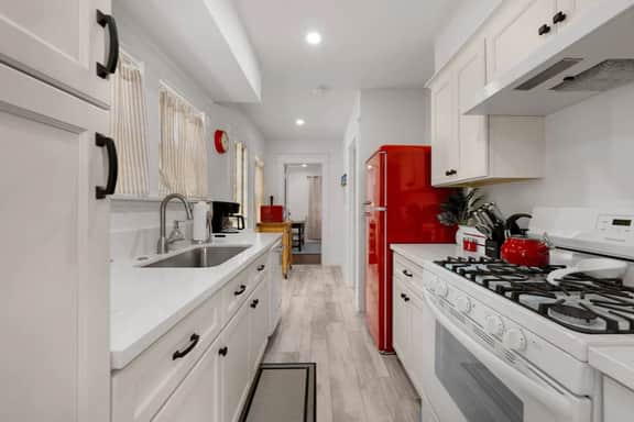 Blue Sky Bungalow - Image 4