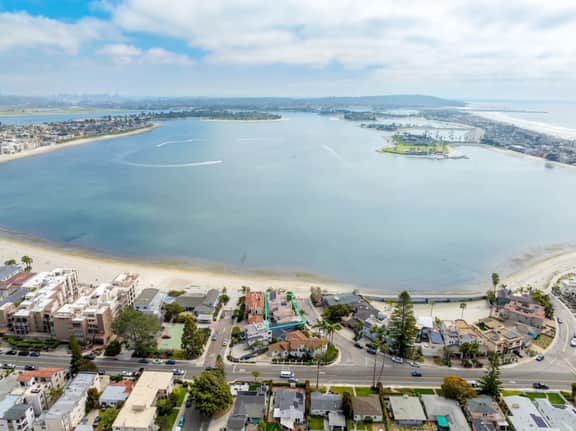 Luxurious Waterfront Escape, Bay Views - Image 5