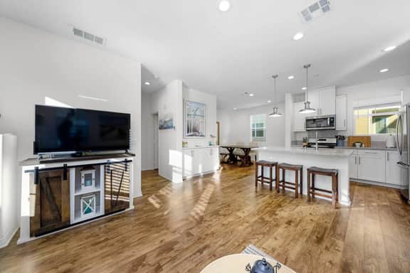 The Beach Hive/Newly remodeled - Image 5