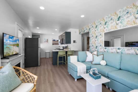 The Key Lime Oasis, Beach Front Retreat W/ Parking - Image 3