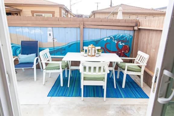 Cozy Coastal Townhome w/ Parking - Image 4